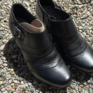 New Earth leather upper.  Sz 7.5